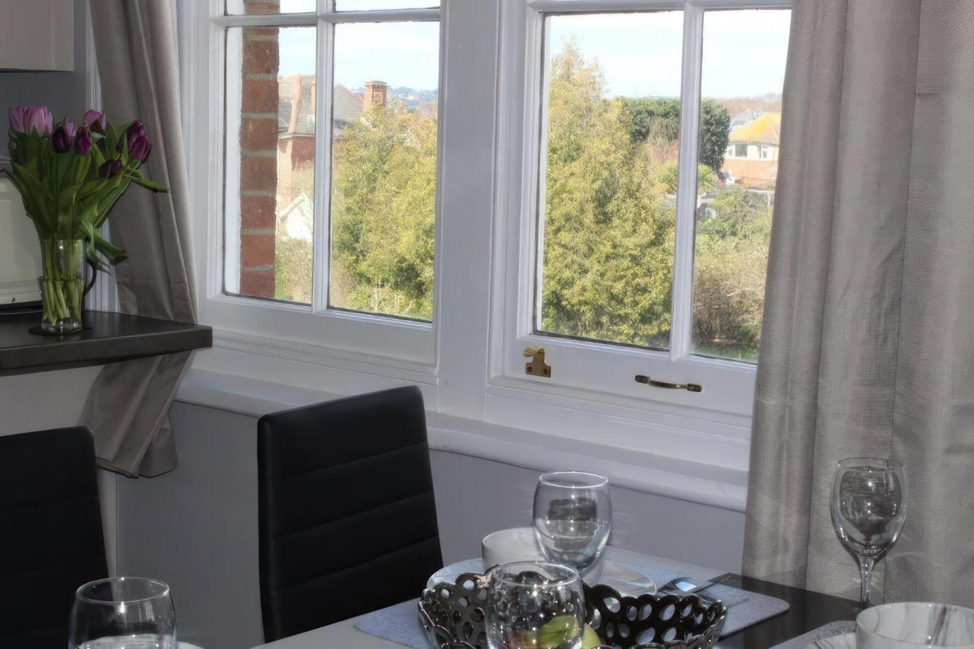 Lovely 2 Bed 2 Bath Flat With Free Parking Poole Eksteriør billede